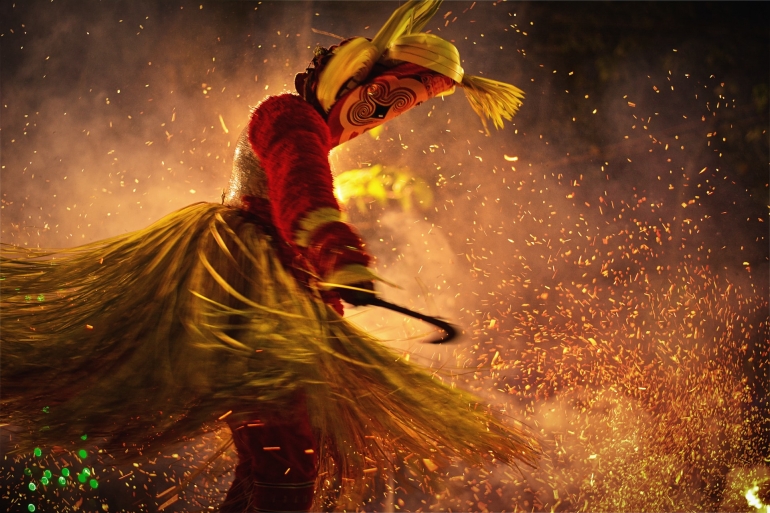 ilustracija. Manyu Varma: Theyyam je ritualni oblik u Kerali, Indija. Ova posebna Theyyam jedna je varijacija 'Pottan Theyyama', živopisne, živahne i šarene ritualne izvedbe koja dolazi u tradicionalnoj umjetničkoj formi Theyyama. Vjeruje se da je Pot