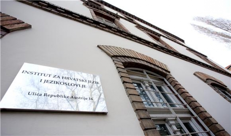 Institut za hrvatski jezik i jezikoslovlje predstavio je svoja nova izdanja: B. Štebih Golub "Ignacije Szentmartony i Uvod u nauk o horvatskome jeziku", I. Lovrić Jović "O starome dubrovačkom govoru nazbilj", 13. svezak Rječnika hrvatskoga kajkavskoga književnog jezika, G. Blagus Bartolec "Riječi i njihovi susjedi", I. Matas Ivanković "Izražavanje prostora i vremena prijedlozima s genitivom u hrvatskome i ruskom jeziku" i D. Vidović "Zažapska onomastika". foto Hina/ Lana SLIVAR DOMINIĆ/ lsd