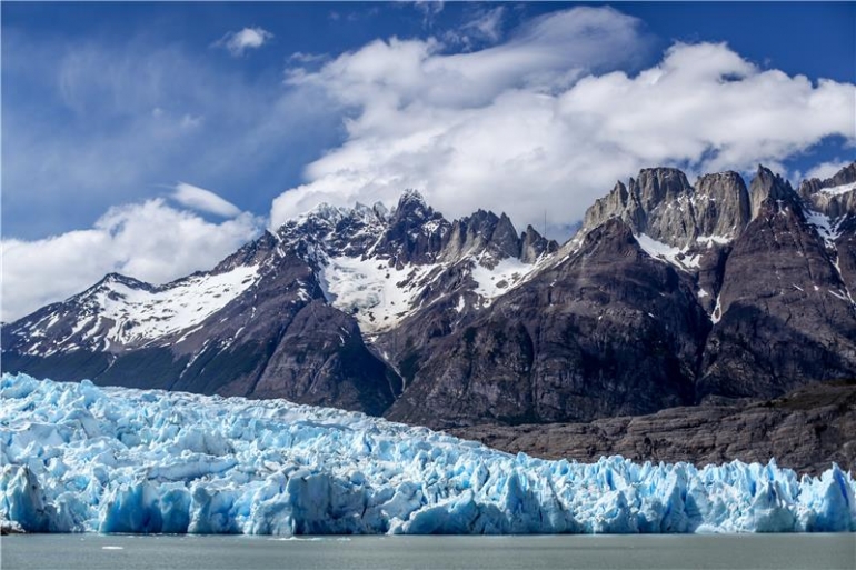 Pogled na Grey glečer u nacionalnom parku Torres del Pine u Magallanesu, Čile, 29. studenog 2017. Sivi ledenjak jedno je od prirodnih čuda nacionalnog parka Torres del Paine, popularne turističke atrakcije u Čileu. Procjenjuje se da je santa leda dug