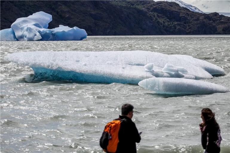 Pogled na iceburg koji je puknuo iz ledenjaka Grey, u nacionalnom parku Torres del Pine u Magallanesu, Čile, 29. studenog 2017. Sivi ledenjak jedno je od prirodnih čuda nacionalnog parka Torres del Paine, popularne turističke atrakcije u Čileu. Procje