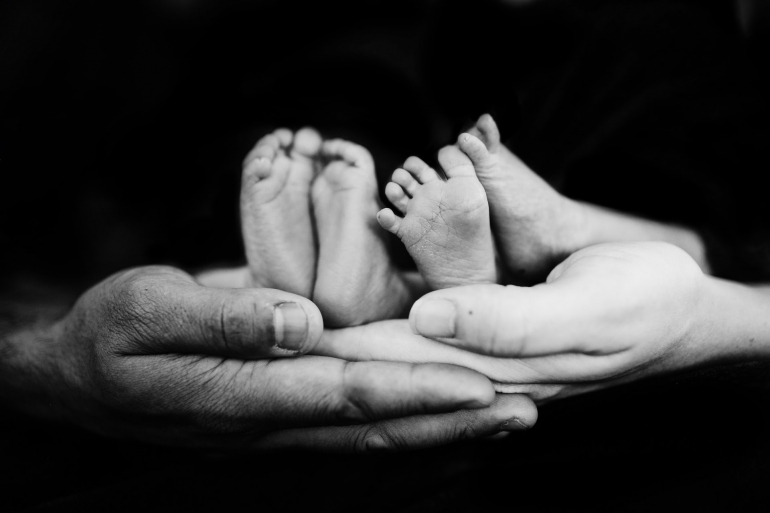Ilustracija, Fallon Michael, Newborn twins feet