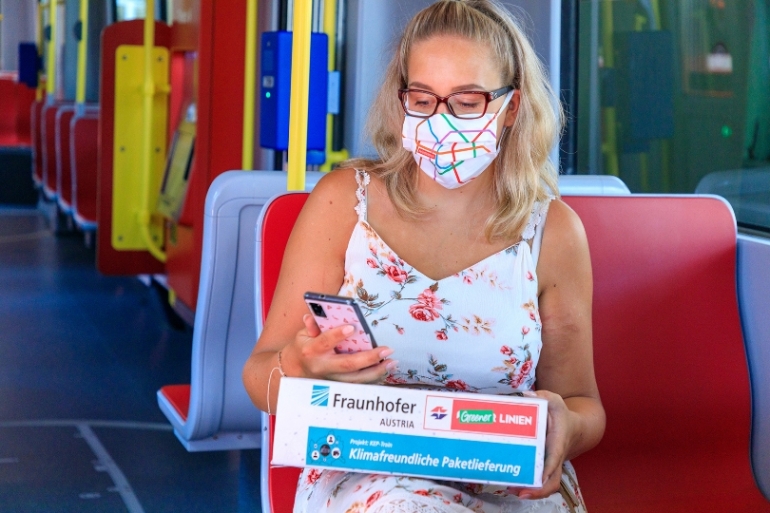 Putnica u tramvaju dostavlja paket Â© Wiener Linien