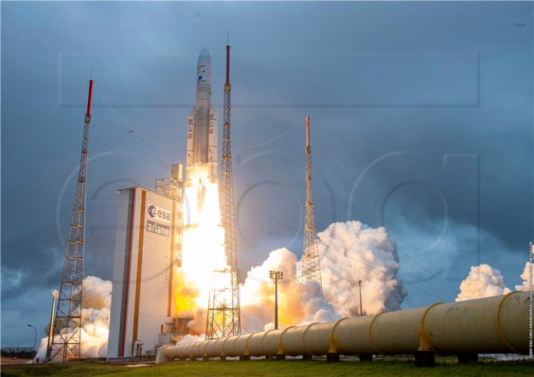 Slika koja je dostupna od strane ESA/CNES/Arianespace prikazuje poletanje Arianespaceove rakete Ariane 5 koja nosi NASA-in svemirski teleskop James Webb, u Jupiter centru u svemirskom centru Guiana u Kourouu, Francuska Gvajana, 25. prosinca 2021. James Webb Svemirski teleskop (ponekad nazvan JWST ili Webb) je veliki infracrveni teleskop s primarnim zrcalom od 21,3 stopa (6,5 metara). Zvjezdarnica će proučavati svaku fazu kozmičke povijesti od unutar našeg Sunčevog sustava do najudaljenijih vidljivih galaksija u ranom svemiru.