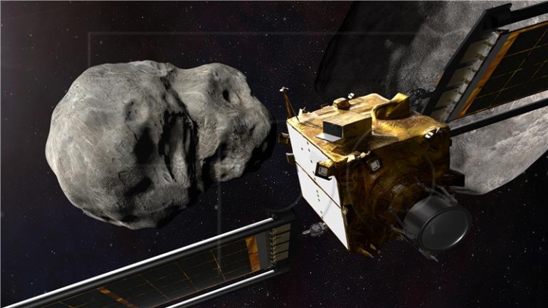 Nedatirana slika koja je dostupna od strane Nacionalne uprave za aeronautiku i svemir (NASA) prikazuje ilustraciju NASA-ine letjelice za dvostruko preusmjeravanje asteroida (DART) koja se približava asteroidima Dimorphos i Didymos (izdano 23. studenog 2021.). DART je prva misija testiranja tehnologije za sprječavanje udara opasnog asteroida na Zemlju. Početak misije je planiran u 22:21. PST 23. studenog 2021. (1:21 EST 24. studenog) na raketi SpaceX Falcon 9 iz baze svemirskih snaga Vandenberg u Kaliforniji, SAD. Prema NASA-i, cilj misije je vidjeti je li namjerno udaranje svemirske letjelice u asteroid učinkovit način da se promijeni njegov kurs, ako u budućnosti bude otkriven asteroid koji ugrožava Zemlju. EPA/NASA/JOHNS HOPKINS APL