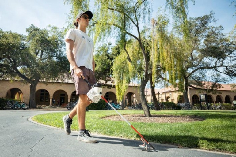 Osoba koristi pametni štap za samostalno kretanje po kampusu Stanforda. (Andrew Brodhead/Sveučilište Stanford)