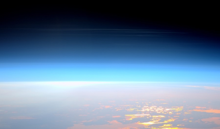 Slika noćnih oblaka na velikim visinama snimljena s Međunarodne svemirske postaje. Izvor: ESA/NASA.