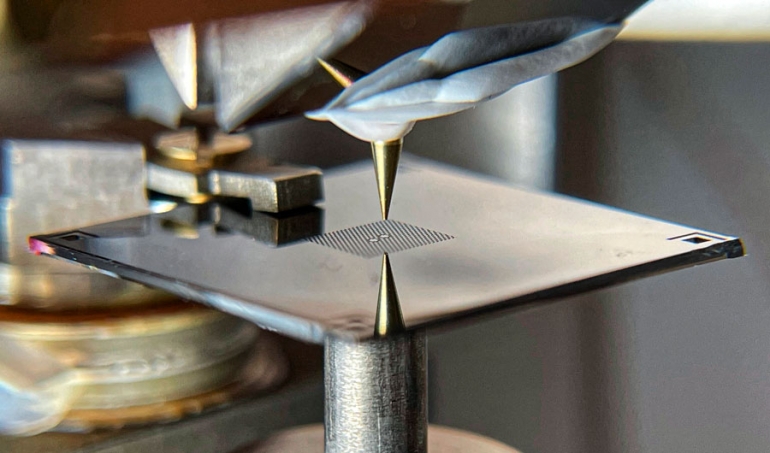 Prototip uređaja koji koristi membransku platformu za MR snimanje promatran kroz mikroskop. Izvor: David HĐ¤lg i Shobhna Misra/ETH Zurich.