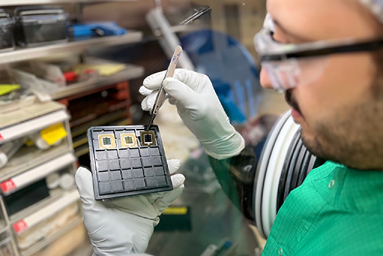 Istraživač Erkan Aydin s tandem solarnom ćelijom perovskit/silicij. ( KAUST )